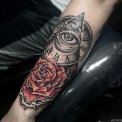 Пирамида, часы и красная роза на предплечье