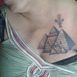 Несколько пирамид и символ анх на груди