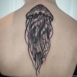Медуза чб на спине