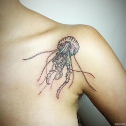 Медуза с щупальцами на груди