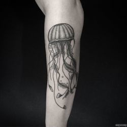 Медуза чб на предплечье