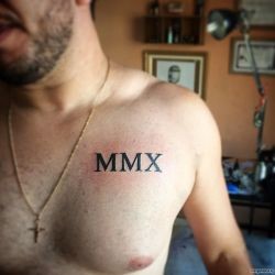 Цифры римские MMX на груди