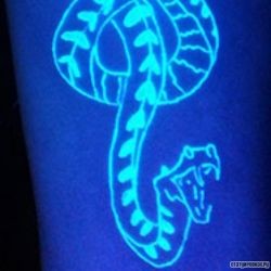 Тату ультрафиолетовая змея
