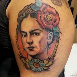 Мексиканская девушка на плече