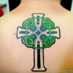 Тату кельтский крест с зелеными узорами