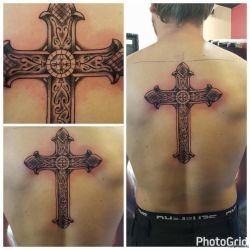 Большой кельтский крест на спине