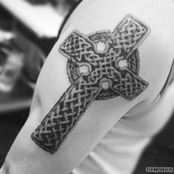 Старый кельтский крест на плече