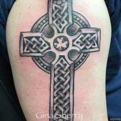 Кельтский крест на плече
