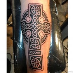 Кельтский крест на предплечье