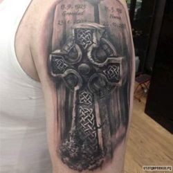 Тату кельтский крест в виде камня