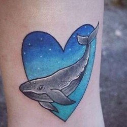 Тату кит в голубом сердце