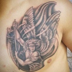 Ангел с крыльями и копьем на груди