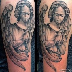 Ангел молится на плече