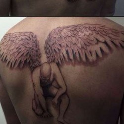 Тату ангел с пышными крыльями