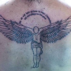 Ангел с крыльями и надписью на спине