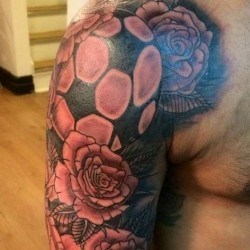 Мяч с розами на плече