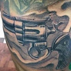 Пистолет револьвер на плече
