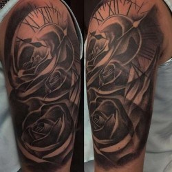 Часы с розой в темном цвете на плече