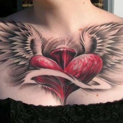 Сердце с крыльями на груди