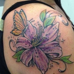 Лилия с бабочкой на плече