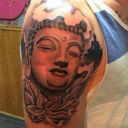 Будда с лотосом на плече