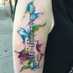 Гитара с красками на плече