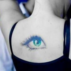 Красивый голубой глаз на спине