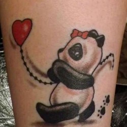 Маленькая панда с сердечком на голени