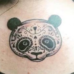 Голова панды на спине