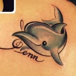 Дельфин и надпись на плече