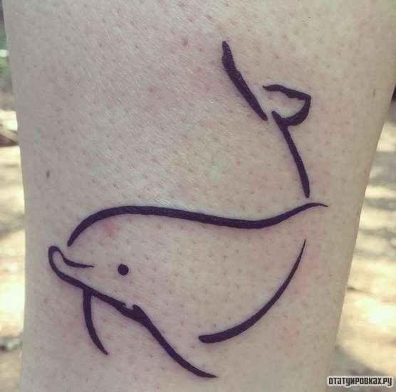 Фотография татуировки под названием «Дельфин из линий»
