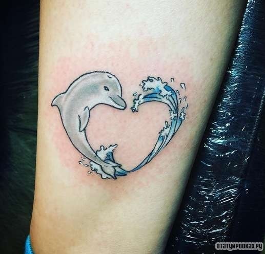 Фотография татуировки под названием «Дельфин с волной в виде сердца»