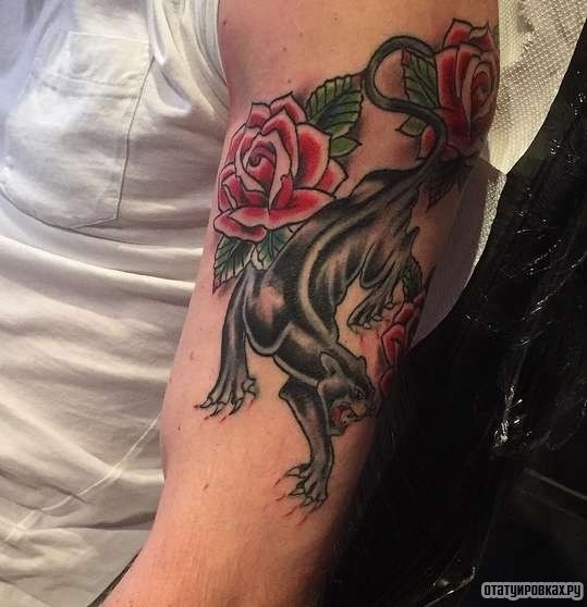 Фотография татуировки под названием «Пантера и две розы»