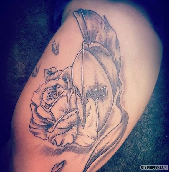 Фотография татуировки под названием «Шлем воина с розой»