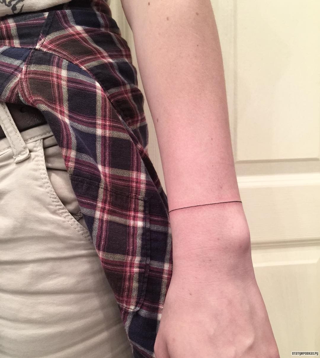 Фотография татуировки под названием «Браслет в виде одной линии»