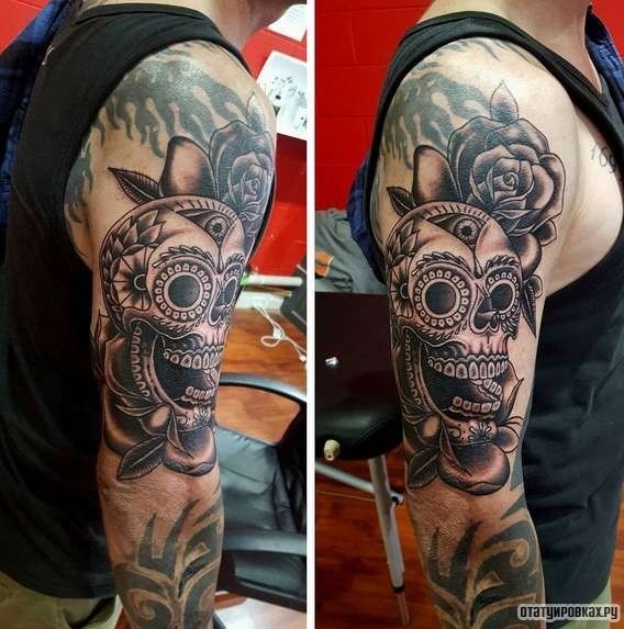 Фотография татуировки под названием «Рукав роза и череп»