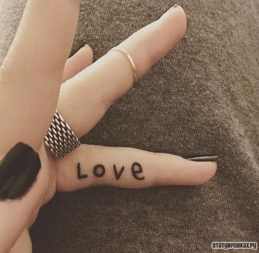 Фотография татуировки под названием «Надпись love»