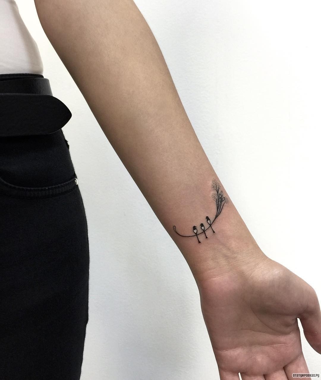 Фотография татуировки под названием «Веточка одуванчика»