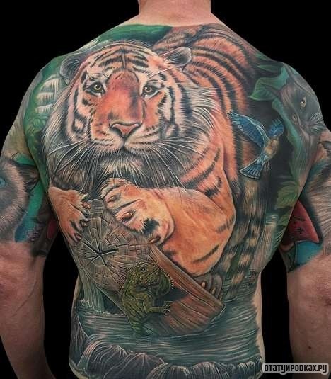 Фотография татуировки под названием «Тигр на дереве»