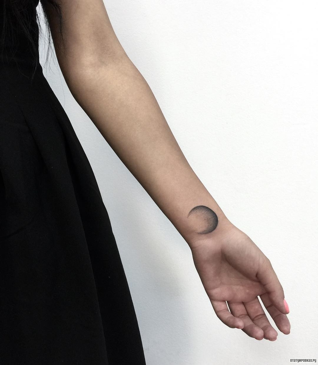 Фотография татуировки под названием «Луна (месяц)»