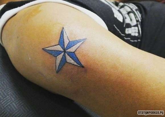 Фотография татуировки под названием «Звезда роза ветров»