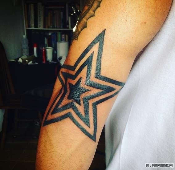 Фотография татуировки под названием «Три звезды одна в другой»