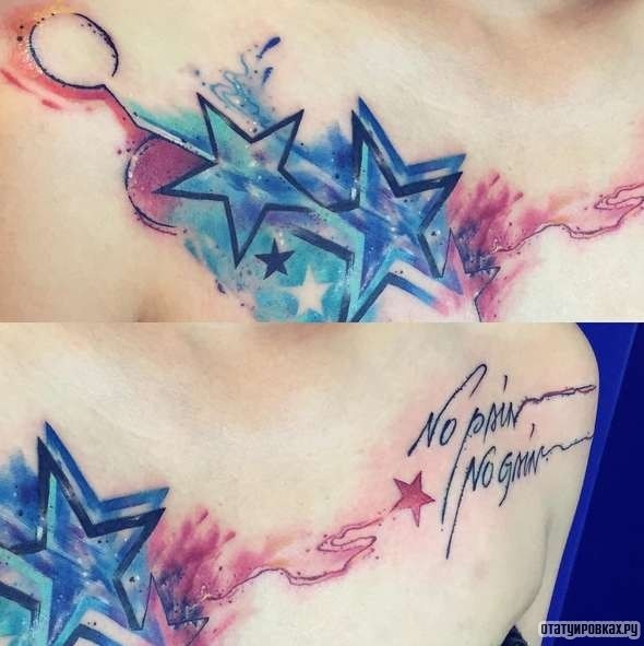 Фотография татуировки под названием «Две звезды в красках и надпись»
