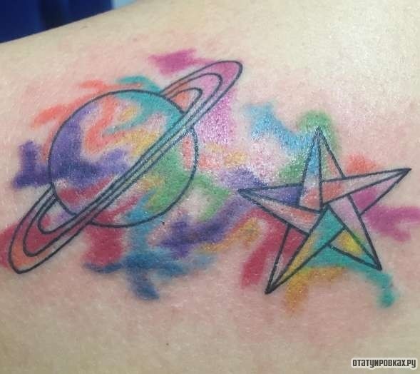 Фотография татуировки под названием «Звезда и планета»