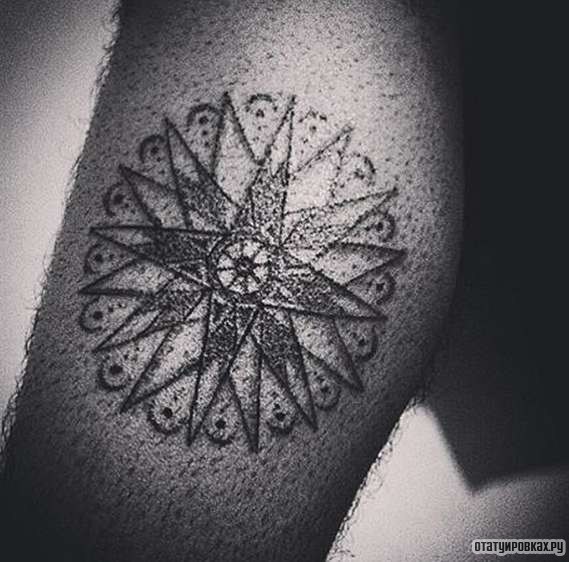 Фотография татуировки под названием «Многогранная звезда узор»