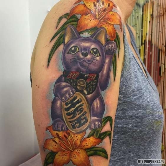 Фотография татуировки под названием «Кошка c лилиями»