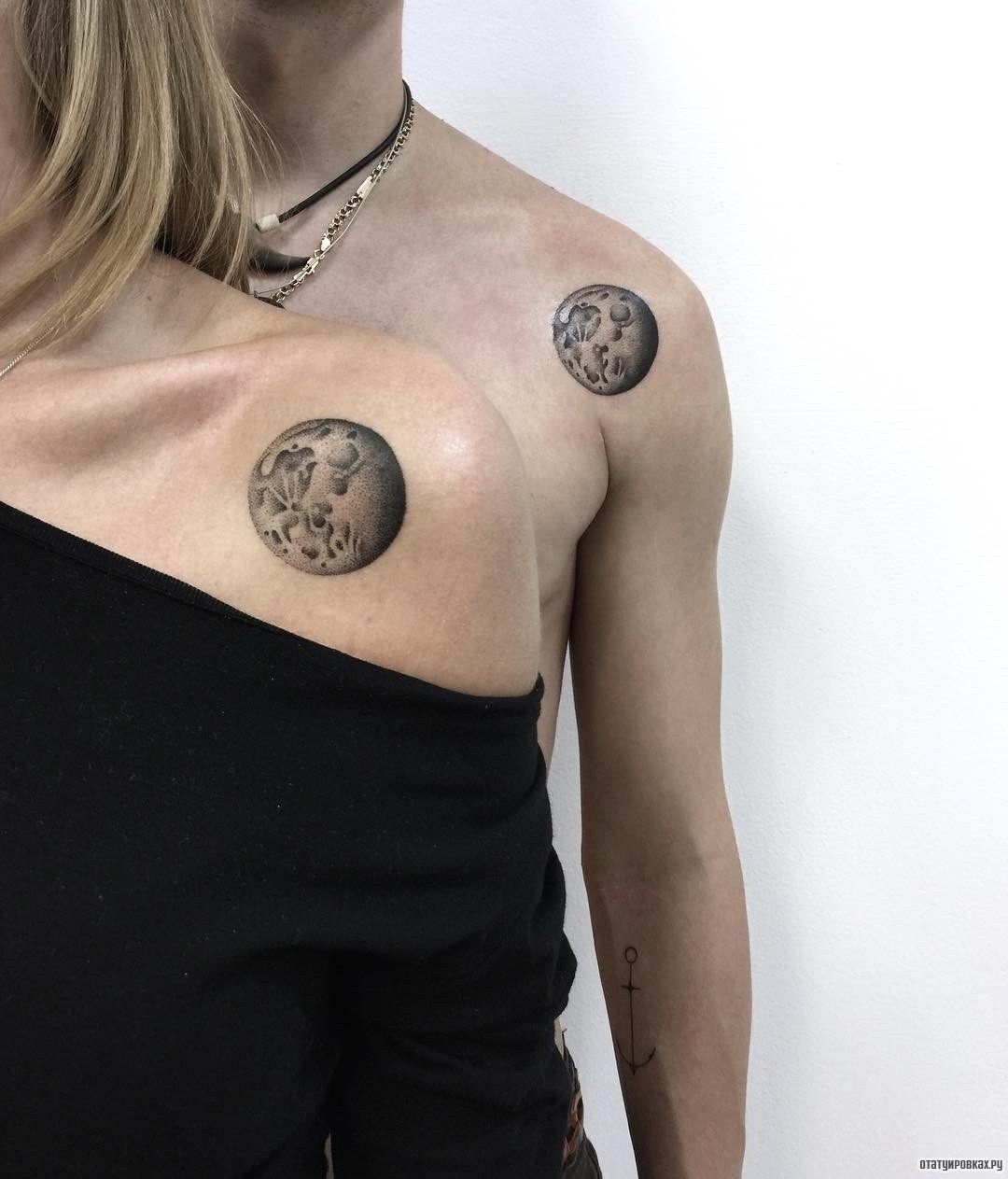 Фотография татуировки под названием «Луна»