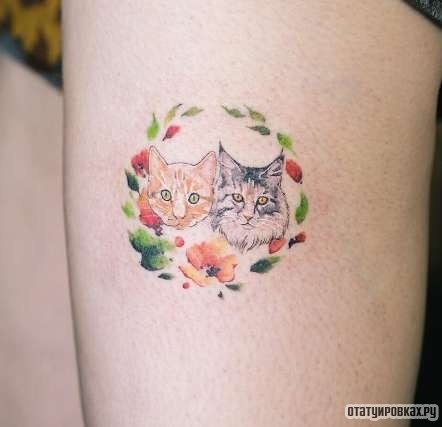 Фотография татуировки под названием «Два кота с цветком и листьями»