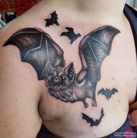 Фотография татуировки под названием «Летучая мышь с большими крыльями»
