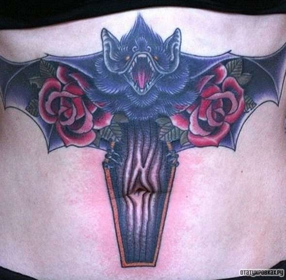 Фотография татуировки под названием «Летучая мышь с розами»